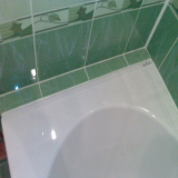 Jak utěsnit spáru mezi koupelnou a obklady